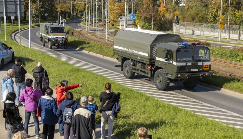 Saperzy jadą na Osobowice, na miejsce znalezienia półtonowej bomby lotniczej. Akcja saperów potrwa do 12.00. Zobacz na żywo relację