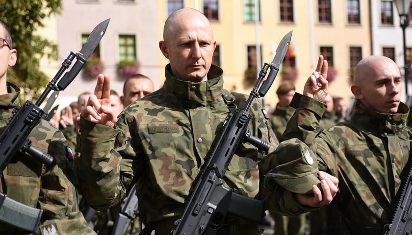 Na zdjęciu widać żołnierzy Wojsk Obrony Terytorialnej, którzy w ten weekend złożyli uroczystą przysięgę