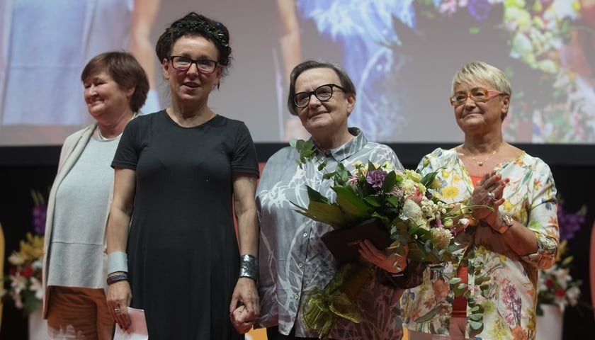 na zdjęciu założycielki Kongresu Kobiet ? Henryka Bochniarz i Magdalena Środa oraz Olga Tokarczuk i Agnieszka Holland