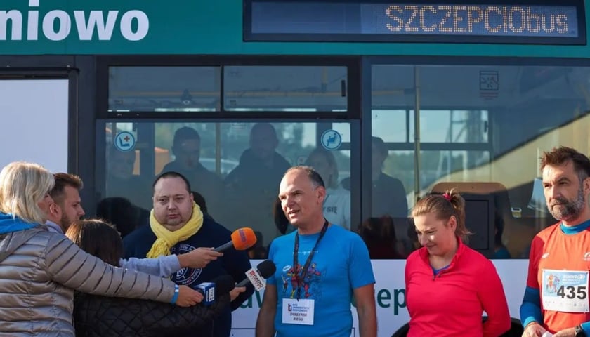 konferencja prasowa przy Szczepciubusie, na zdjęciu m.in. prezes MPK Wrocław Krzysztof Balawejder,  dr hab. Tomasz Zatoński, prof. UMW i Sebastian Drobczyński, zastępca dyrektora Uniwersyteckiego Szpitala Klinicznego we Wrocławiu