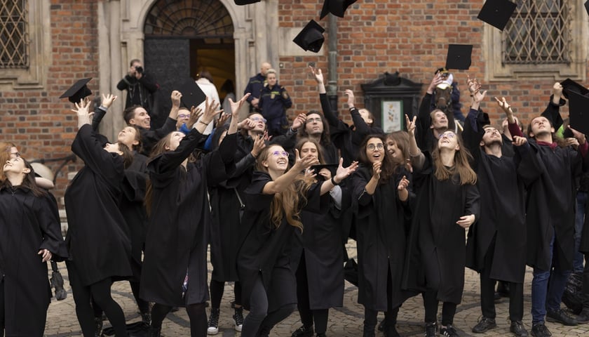 na zdjęciu studentki chóru jednej z wrocławskich uczelni łapiące czapki