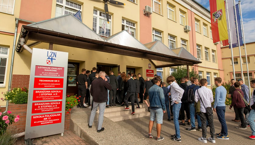 Na zdjęciu uczniowie przed wejściem do budynku Lotniczych Zakładów Naukowych we Wrocławiu