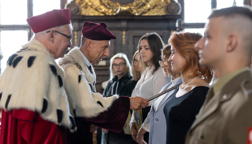 Na zdjęciu widać prof. Andrzeja Kaletę, rektora Uniwersytetu Ekonomicznego, prof. Krystiana Kiełba, rektora Akademii Muzycznej i studentów wrocławskich uczelni podczas immatrykulacji w Auli Leopoldinie