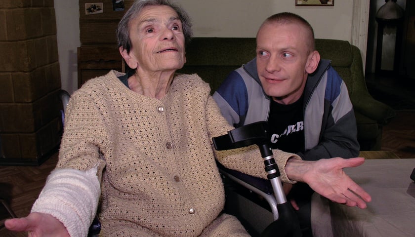 Kadr z serialu "Świat według Kiepskich". Krystyna Feldman i Bartosz Żukowski