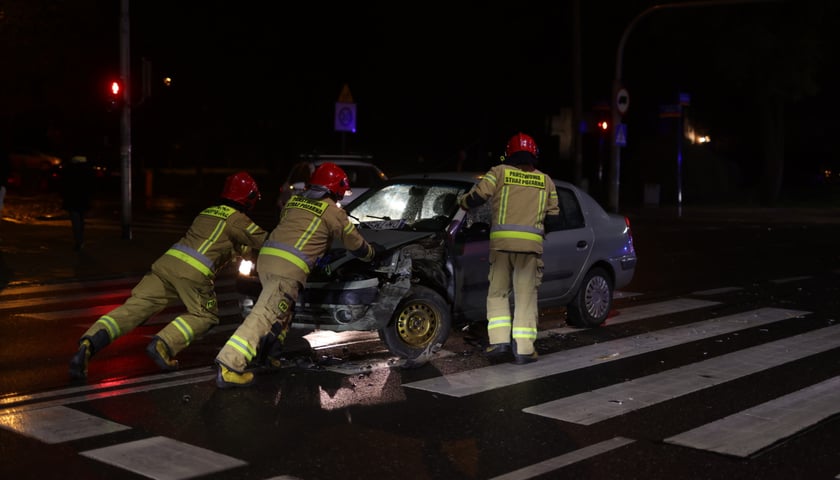 Do zderzenia dwóch aut doszło w poniedziałek późnym wieczorem na ul. Wyszyńskiego