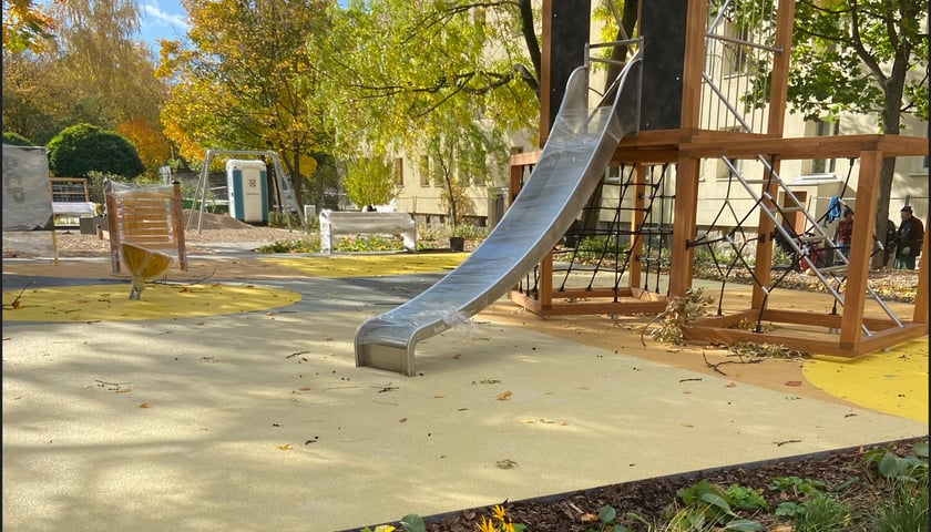 Wyremontowane podwórko w obrębie ulic Nyskiej i Sernickiej