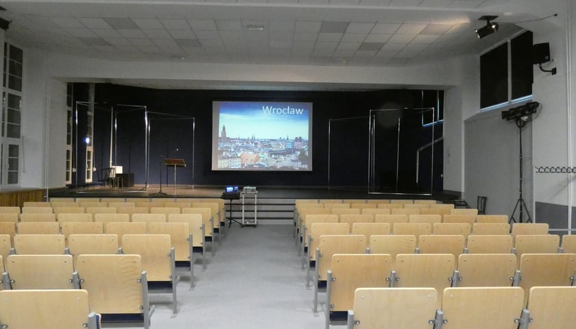 Aula w ZS nr 1 przt ul. Słubickiej we Wrocławiu