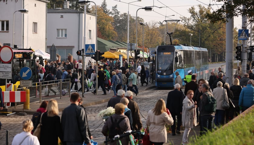ruch przy cmentarzu Osobowckim we Wrocławiu, policja steruje pieszymi i samochodami