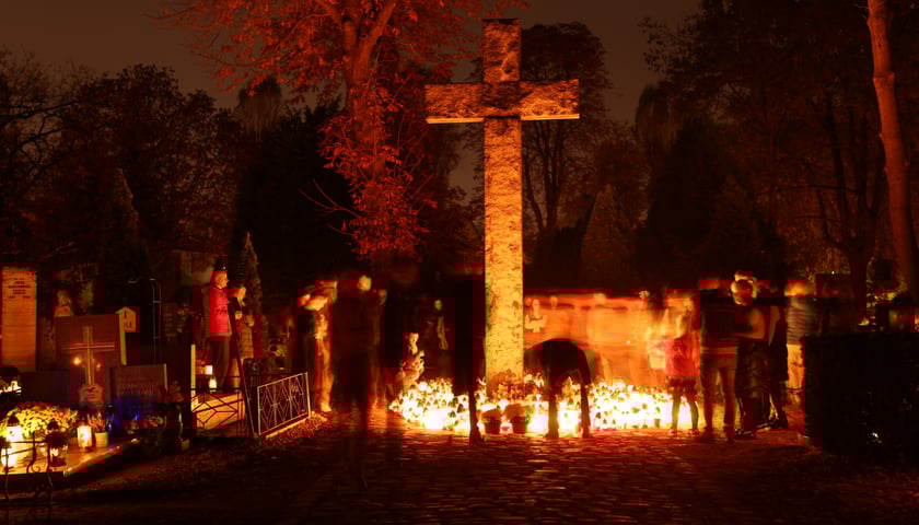 Cmentarz św. Wawrzyńca ul. Bujwida nocą, Wszystkich Świętych 2022