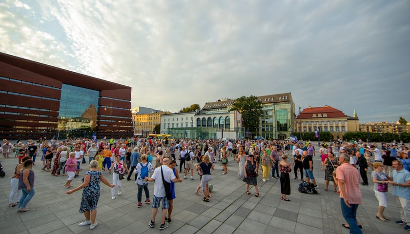 Na zdjęciu potańcówka na placu Wolności. Zobaczcie, jak bawiliście się latem!