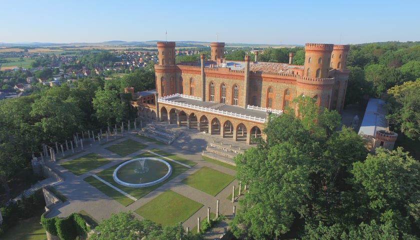 Na zdjęciu pałac Marianny Orańskiej w Kamieńcu Ząbkowickim z drugiej połowy XIX wieku