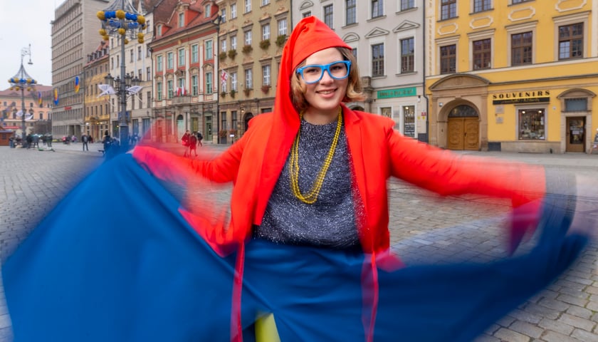 na zdjęciu dziewczyna przebrana za krasnala