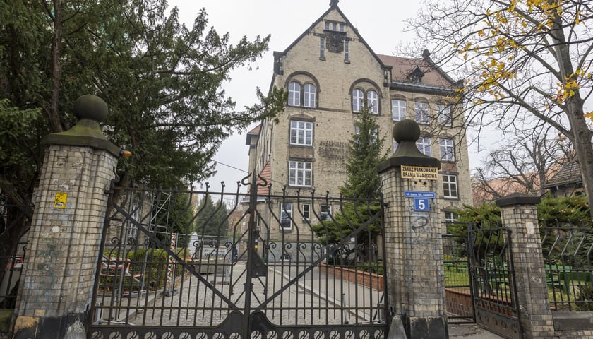 Na zdjęciu: brama i budynek szkoły zawodowej przy ul. Dawida we Wrocławiu