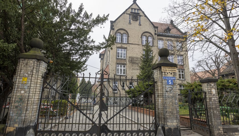 Na zdjęciu: brama i budynek szkoły zawodowej przy ul. Dawida we Wrocławiu