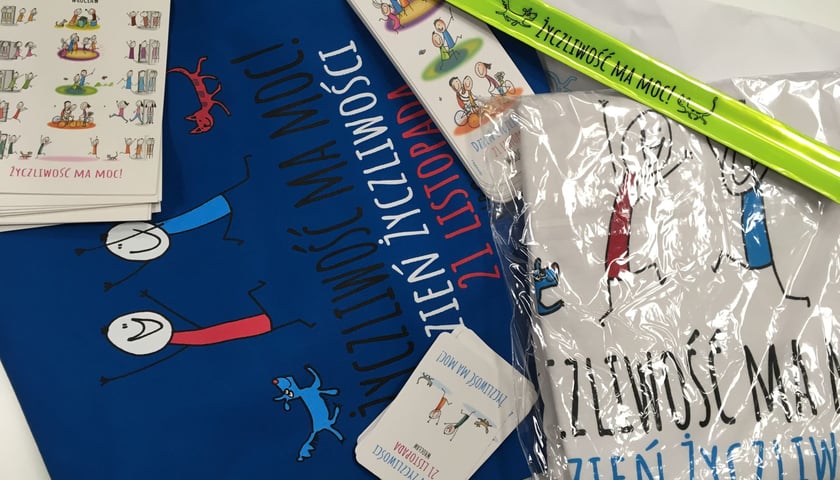 na zdjęciu gadżety, które można wygrać z okazji Dnia Życzliwości