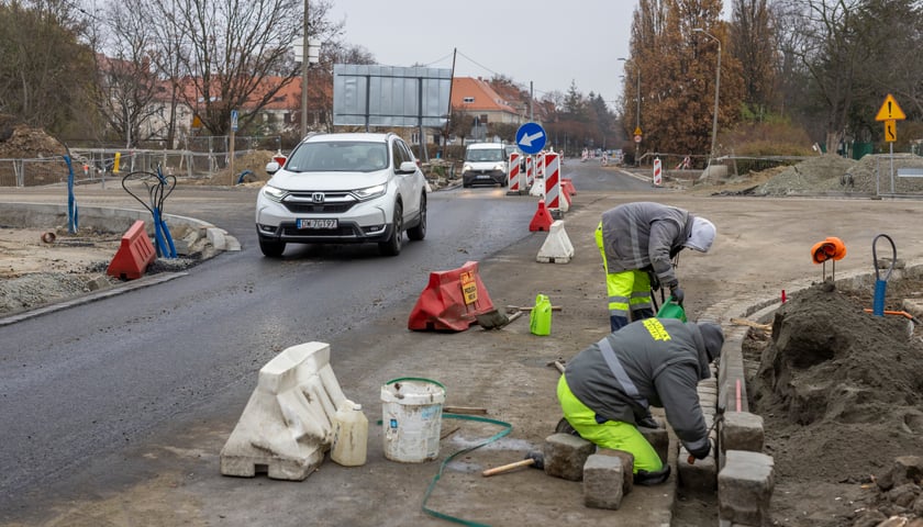 Robotnicy pracujący przy ulicach Dębowskiego i Olszewskiego