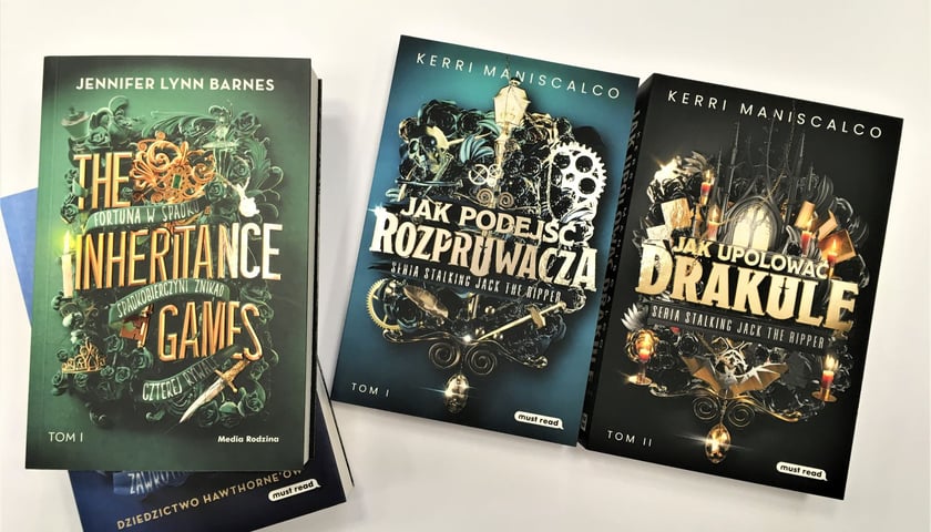 Na zdjęciu dwa zestawy książek, które można wygrać w konkursie wroclaw.pl