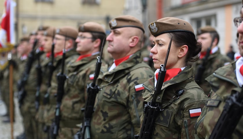 Na zdjęciu widać nowych żołnierzy Wojsk Obrony Terytorialnej, którzy w sobotę składali przysięgę na świdnickim Rynku
