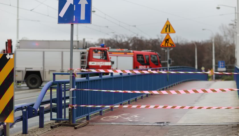 Awaria gazociągu przy moście Szczytnickim we Wrocławiu we wtorek, 6 grudnia 2022 r.