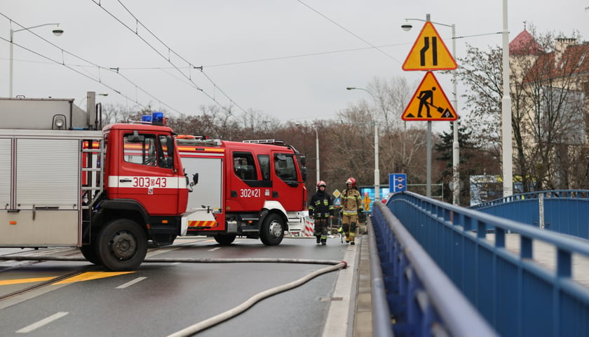 Na zdjęciu straż pożarna podczas awarii gazociągu przy moście Szczytnickim we wtorek, 6 grudnia 2022 r.