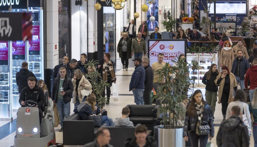 Na zdjęciu widać ludzi w galerii handlowej 