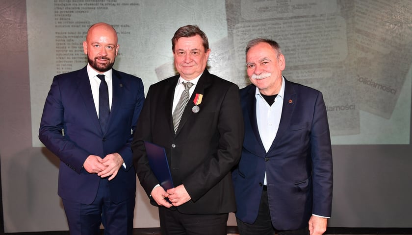 Na zdjęciu prezydent Wrocławia Jacek Sutryk, Mirosław Jasiński oraz prof. Bohdan Aniszczyk