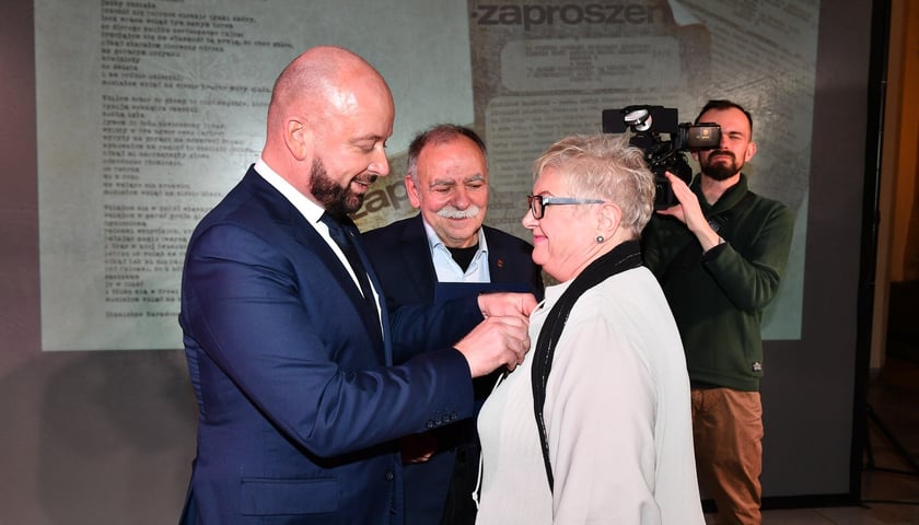 Uroczystość nadania odznak "Wrocław z wdzięcznością ? Wratislawia Grato Animo" działaczom Studenckiego Komitetu Solidarności we Wrocławiu
