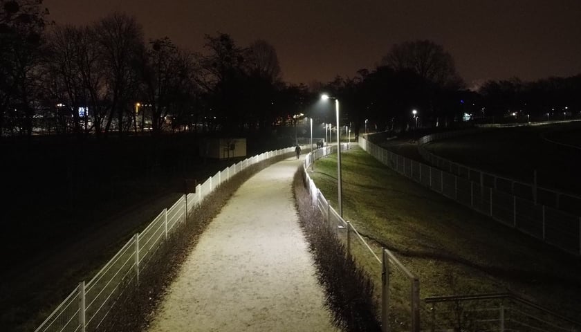 Na zdjęciu oświetlona po zmroku ścieżka biegowa na Partynicach.