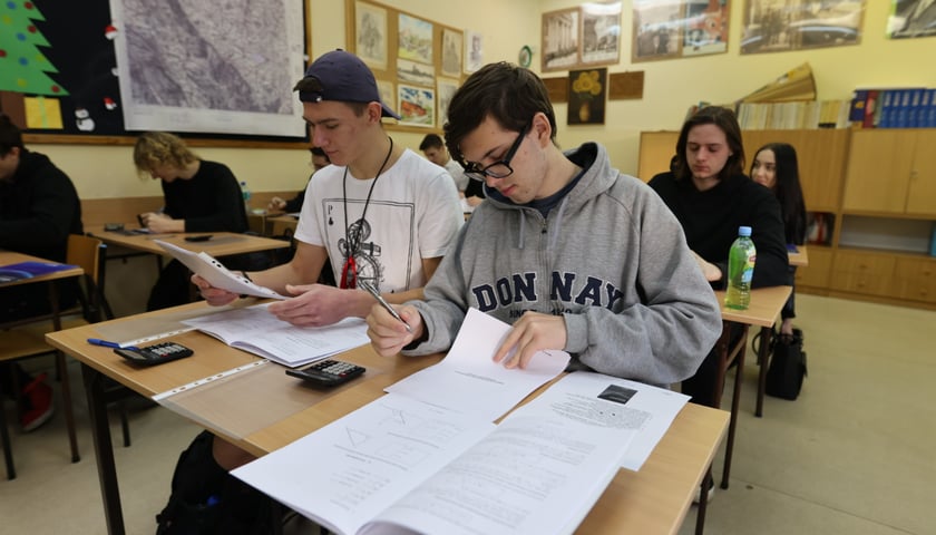 Uczniowie z XV LO we Wrocławiu podczas próbnej matury 2023 z matematyki