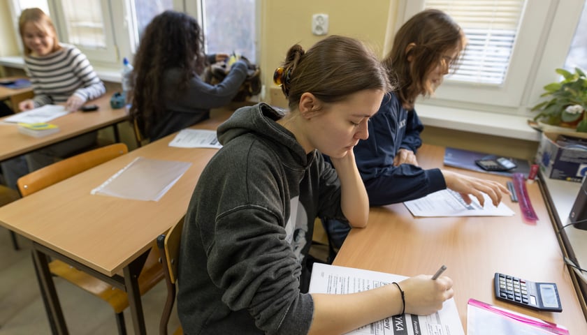 Na zdjęciu uczniowie XV LO we Wrocławiu podczas matury próbnej z matematyki 2023