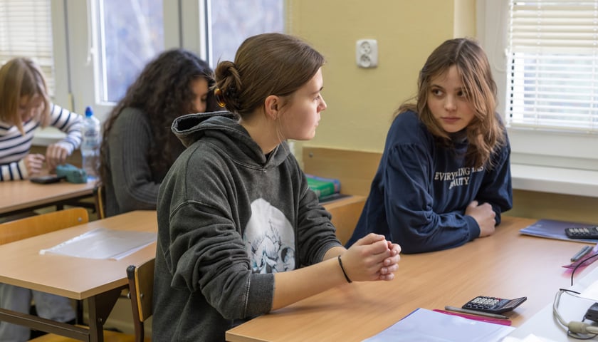 Uczennice podczas matury próbnej w XV LO we Wrocławiu /zdjęcie ilustracyjne