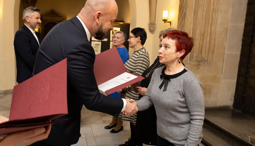 Na zdjęciu prezydent Wrocławia oraz uhonorowani nauczyciele