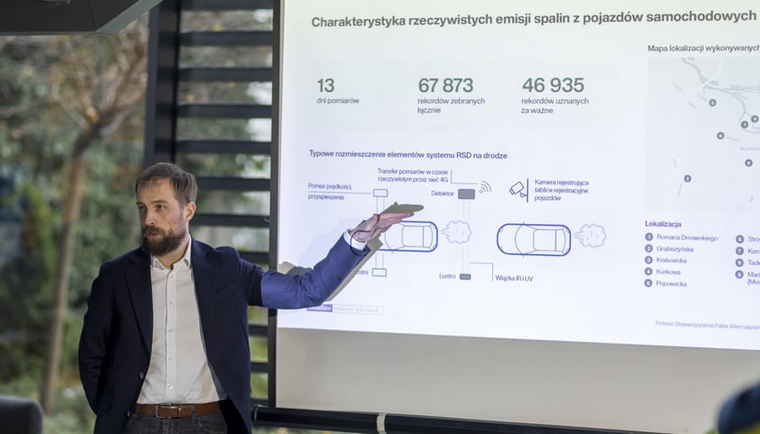Na zdjęciu: Michał Mazur, dyrektor zarządzający w Polskim Stowarzyszeniu Paliw Alternatywnych, prezentujący raport w urzędzie miejskim 