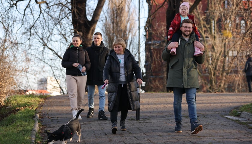 Na zdjęciu spacerowicze - rodzina z dziećmi - w okolicy bulwarów w pierwszy dzień świąt. 