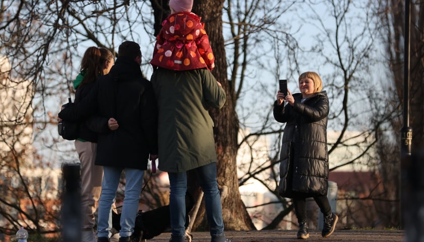 Spacerowicze podczas świąt we Wrocławiu. Okolice bulwarów i Ostrowa Tumskiego