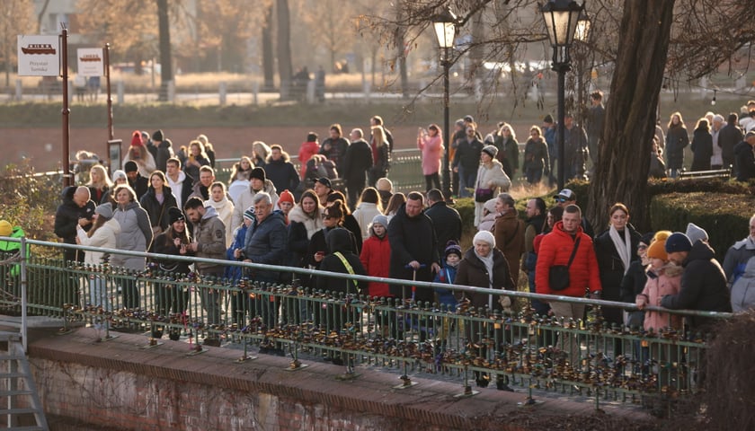 Spacerowicze podczas świąt we Wrocławiu. Okolice bulwarów i Ostrowa Tumskiego