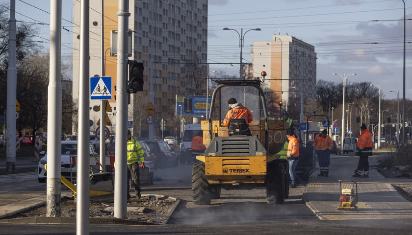 Na zdjęciu widać robotników na ul. Popowickiej