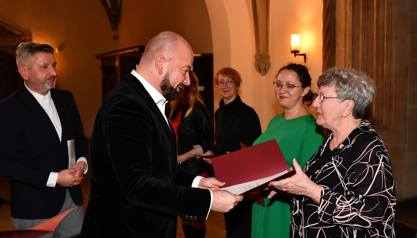 Na zdjęciu widać osoby wyróżnione dzisiaj (28.12.) przez prezydenta Wrocławia Jacka Sutryka 