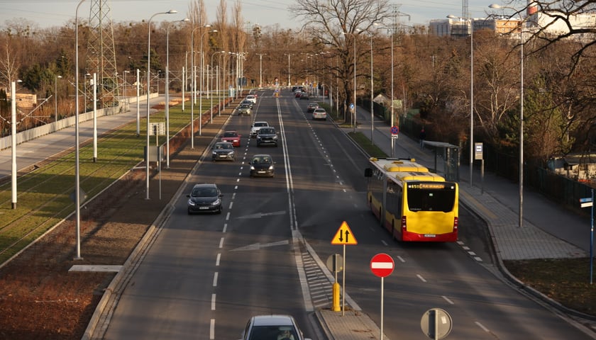 Na zdjęciu: samochody i autobus jadące wyremontowanym odcinkiem ulicy Popowickiej