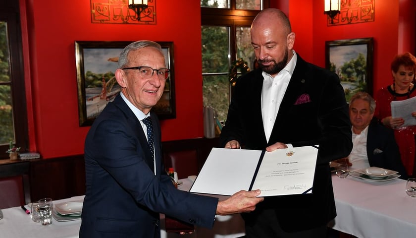 Janusz Jasiński jest też biegłym rewidentem, specjalizującym się w audytach instytucji kultury i szkół artystycznych