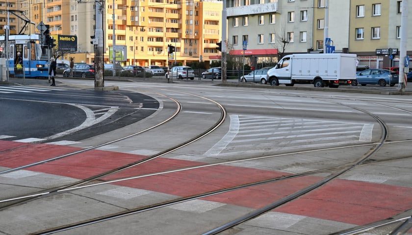 Na zdjęciu: nowe torowisko tramwajowe we Wrocławiu w pobliżu przystanku Nowowiejska