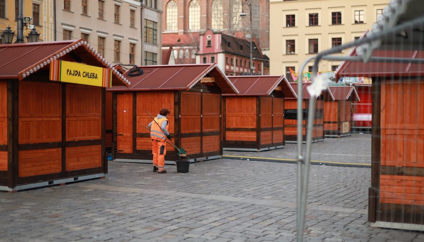 Na zdjęciu widać zamknięty Jarmark Bożonarodzeniowy we Wrocławiu 