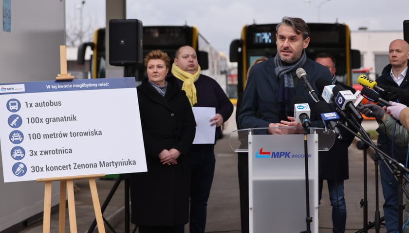 Na zdjęciu Bartłomiej Ciążyński, wiceprzewodniczący Rady Miejskiej Wrocławia, podczas konferencji prasowej 3 stycznia 2023 r.