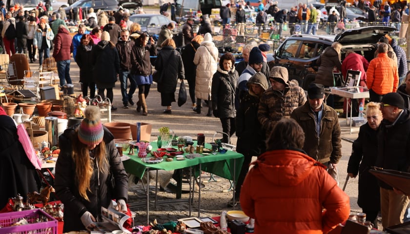 Na zdjęciu targowisko na Młynie, stoiska sprzedających oraz kupujący