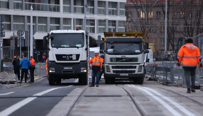 Na zdjęciu: jezdnia na południowym moście Pomorskim, ciężarówki i mężczyzna z przyrządem pomiarowym podczas próby obciążeniowej