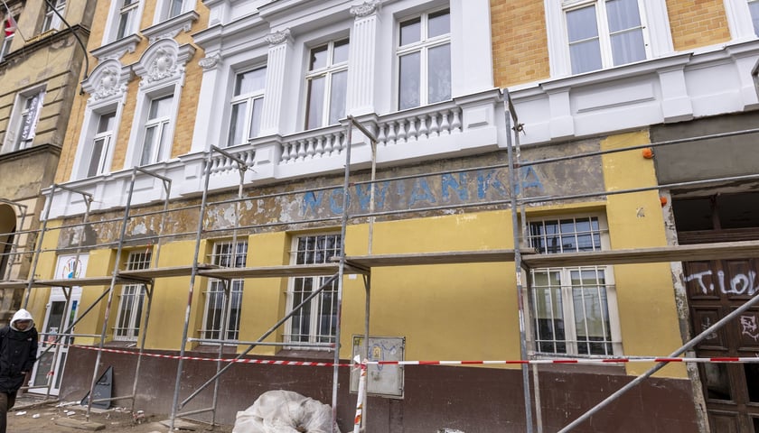 Na zdjęciu remontowana kamienica przy ul. Słowiańskiej oraz napis "Restauracja Lwowianka"