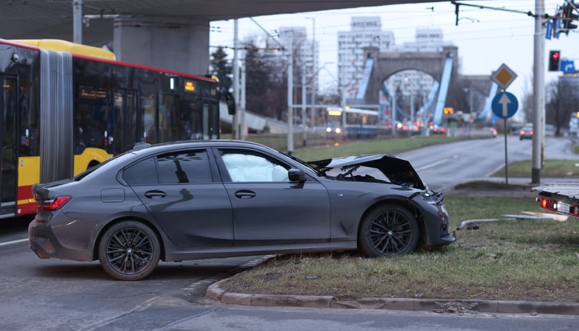 Na zdjęciu widać rozbity samochód na pl. Społecznym 