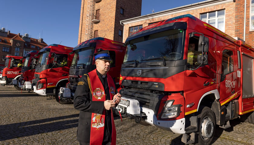 Na zdjęciu poświecenie wozów straży pożarnej we Wrocławiu podczas uroczystości przekazania pojazdów strażakom