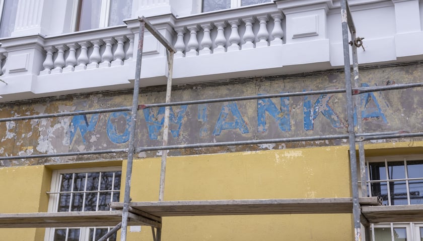 Na zdjęciu odkryty napis "Restauracja Lwowianka" na remontowanej elewacji kamienicy przy ul. Słowiańskiej 17