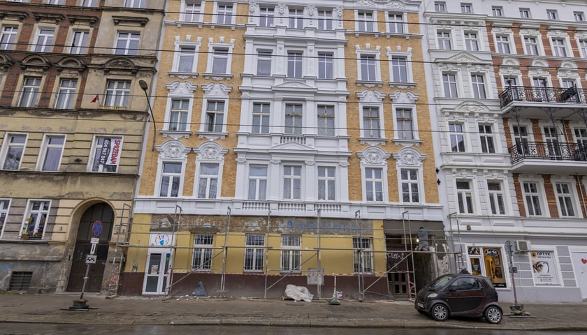 Remontowana kamienica przy ul. Słowiańskiej 17 i odkryty napis